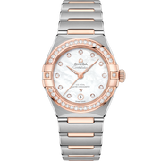 Quadrante in madreperla perlata dell’Omega Constellation 29 mm con indici a diamanti, lancette in oro rosa 18K Sedna™ e datario a ore 6